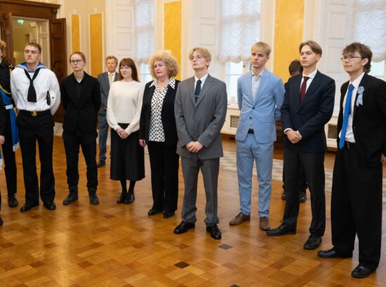 Tallinna 21. Kooli õpilased heiskasid täna päikesetõusul Pika Hermanni torni sinimustvalge lipu, et tähistada vastupanuvõitluse päeva. Koolinoori tervitas ja Riigikogu ajaloolist hoonet tutvustas Riigikogu esimees Lauri Hussar.