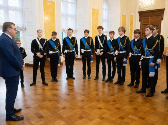 Tallinna 21. Kooli õpilased heiskasid täna päikesetõusul Pika Hermanni torni sinimustvalge lipu, et tähistada vastupanuvõitluse päeva. Koolinoori tervitas ja Riigikogu ajaloolist hoonet tutvustas Riigikogu esimees Lauri Hussar.