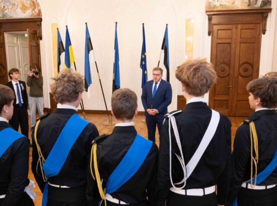 Tallinna 21. Kooli õpilased heiskasid täna päikesetõusul Pika Hermanni torni sinimustvalge lipu, et tähistada vastupanuvõitluse päeva. Koolinoori tervitas ja Riigikogu ajaloolist hoonet tutvustas Riigikogu esimees Lauri Hussar.