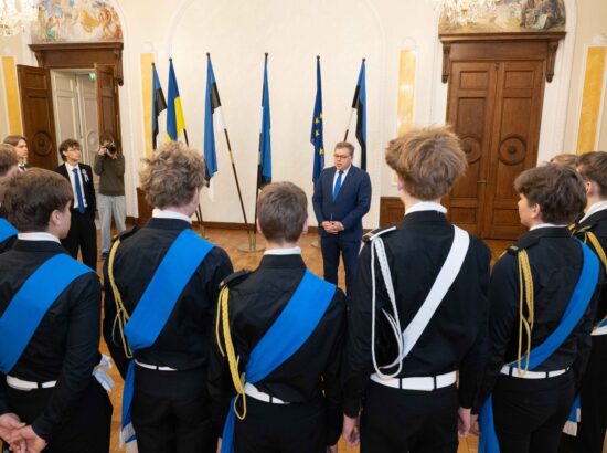 Tallinna 21. Kooli õpilased heiskasid täna päikesetõusul Pika Hermanni torni sinimustvalge lipu, et tähistada vastupanuvõitluse päeva. Koolinoori tervitas ja Riigikogu ajaloolist hoonet tutvustas Riigikogu esimees Lauri Hussar.