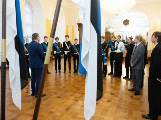 Tallinna 21. Kooli õpilased heiskasid täna päikesetõusul Pika Hermanni torni sinimustvalge lipu, et tähistada vastupanuvõitluse päeva. Koolinoori tervitas ja Riigikogu ajaloolist hoonet tutvustas Riigikogu esimees Lauri Hussar.