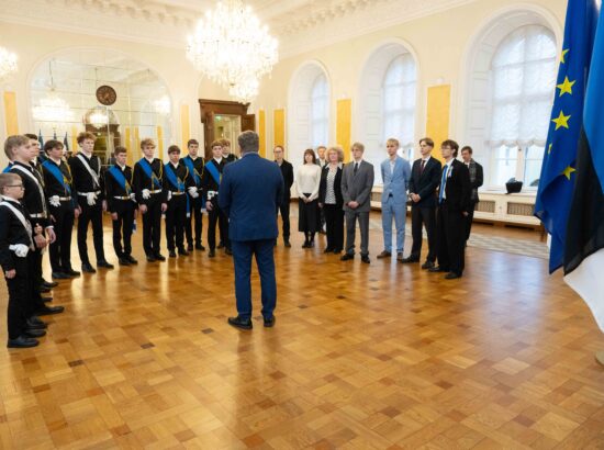 Tallinna 21. Kooli õpilased heiskasid täna päikesetõusul Pika Hermanni torni sinimustvalge lipu, et tähistada vastupanuvõitluse päeva. Koolinoori tervitas ja Riigikogu ajaloolist hoonet tutvustas Riigikogu esimees Lauri Hussar.