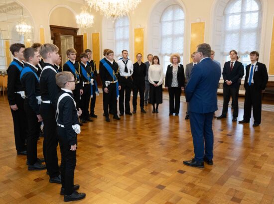 Tallinna 21. Kooli õpilased heiskasid täna päikesetõusul Pika Hermanni torni sinimustvalge lipu, et tähistada vastupanuvõitluse päeva. Koolinoori tervitas ja Riigikogu ajaloolist hoonet tutvustas Riigikogu esimees Lauri Hussar.