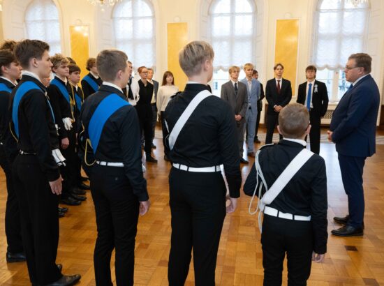 Tallinna 21. Kooli õpilased heiskasid täna päikesetõusul Pika Hermanni torni sinimustvalge lipu, et tähistada vastupanuvõitluse päeva. Koolinoori tervitas ja Riigikogu ajaloolist hoonet tutvustas Riigikogu esimees Lauri Hussar.