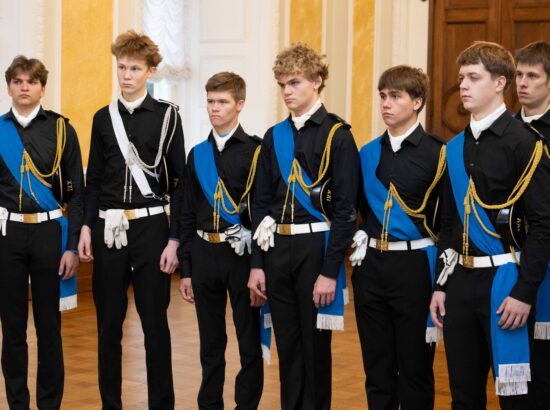 Tallinna 21. Kooli õpilased heiskasid täna päikesetõusul Pika Hermanni torni sinimustvalge lipu, et tähistada vastupanuvõitluse päeva. Koolinoori tervitas ja Riigikogu ajaloolist hoonet tutvustas Riigikogu esimees Lauri Hussar.