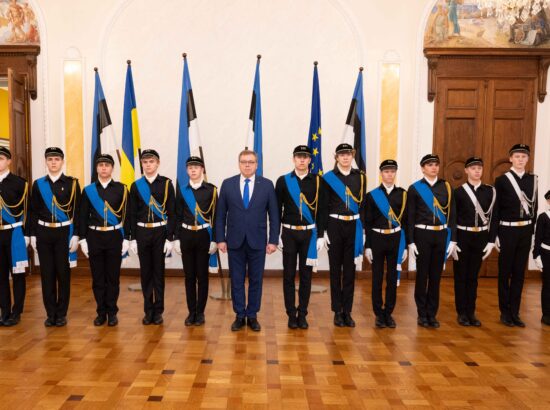 21. Kooli liputoimkond ja Riigikogu esimees Lauri Hussar vastupanupäeva hommikul Riigikogus.