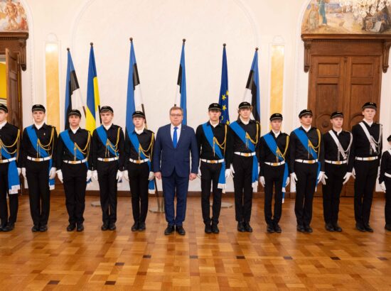 Tallinna 21. Kooli õpilased heiskasid täna päikesetõusul Pika Hermanni torni sinimustvalge lipu, et tähistada vastupanuvõitluse päeva. Koolinoori tervitas ja Riigikogu ajaloolist hoonet tutvustas Riigikogu esimees Lauri Hussar.