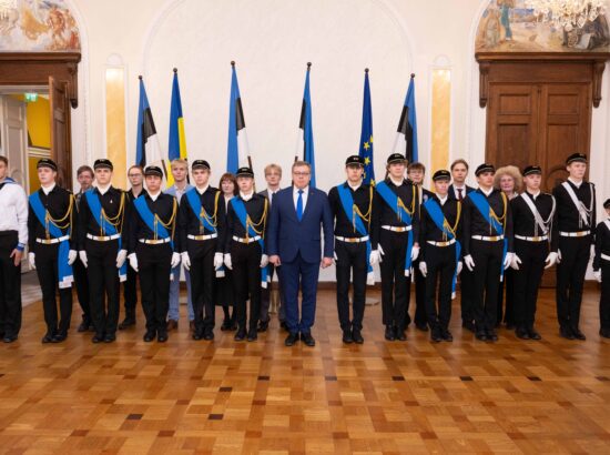 Tallinna 21. Kooli õpilased heiskasid täna päikesetõusul Pika Hermanni torni sinimustvalge lipu, et tähistada vastupanuvõitluse päeva. Koolinoori tervitas ja Riigikogu ajaloolist hoonet tutvustas Riigikogu esimees Lauri Hussar.