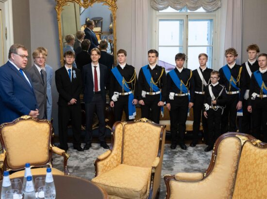 Tallinna 21. Kooli õpilased heiskasid täna päikesetõusul Pika Hermanni torni sinimustvalge lipu, et tähistada vastupanuvõitluse päeva. Koolinoori tervitas ja Riigikogu ajaloolist hoonet tutvustas Riigikogu esimees Lauri Hussar.