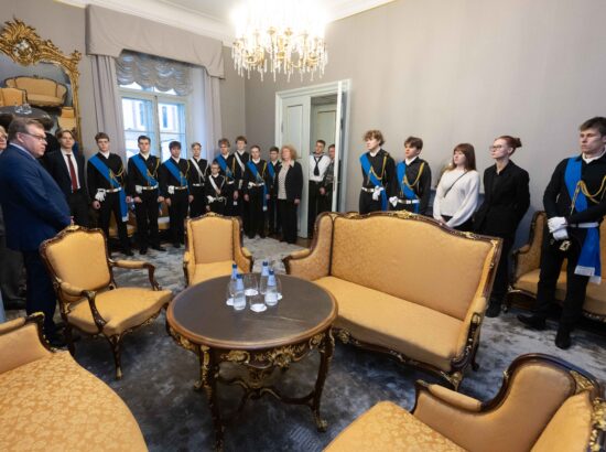 Tallinna 21. Kooli õpilased heiskasid täna päikesetõusul Pika Hermanni torni sinimustvalge lipu, et tähistada vastupanuvõitluse päeva. Koolinoori tervitas ja Riigikogu ajaloolist hoonet tutvustas Riigikogu esimees Lauri Hussar.