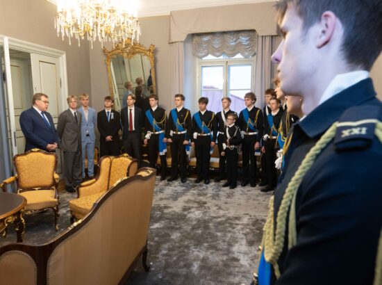 Tallinna 21. Kooli õpilased heiskasid täna päikesetõusul Pika Hermanni torni sinimustvalge lipu, et tähistada vastupanuvõitluse päeva. Koolinoori tervitas ja Riigikogu ajaloolist hoonet tutvustas Riigikogu esimees Lauri Hussar.