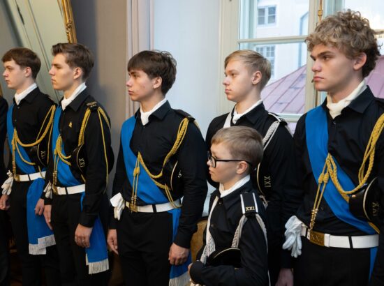 Tallinna 21. Kooli õpilased heiskasid täna päikesetõusul Pika Hermanni torni sinimustvalge lipu, et tähistada vastupanuvõitluse päeva. Koolinoori tervitas ja Riigikogu ajaloolist hoonet tutvustas Riigikogu esimees Lauri Hussar.