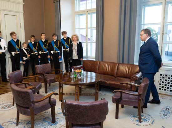 Tallinna 21. Kooli õpilased heiskasid täna päikesetõusul Pika Hermanni torni sinimustvalge lipu, et tähistada vastupanuvõitluse päeva. Koolinoori tervitas ja Riigikogu ajaloolist hoonet tutvustas Riigikogu esimees Lauri Hussar.