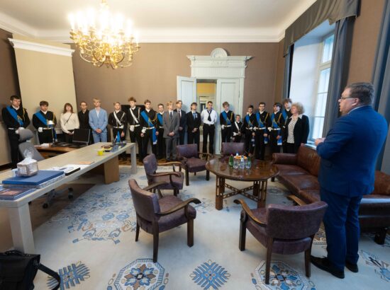 Tallinna 21. Kooli õpilased heiskasid täna päikesetõusul Pika Hermanni torni sinimustvalge lipu, et tähistada vastupanuvõitluse päeva. Koolinoori tervitas ja Riigikogu ajaloolist hoonet tutvustas Riigikogu esimees Lauri Hussar.