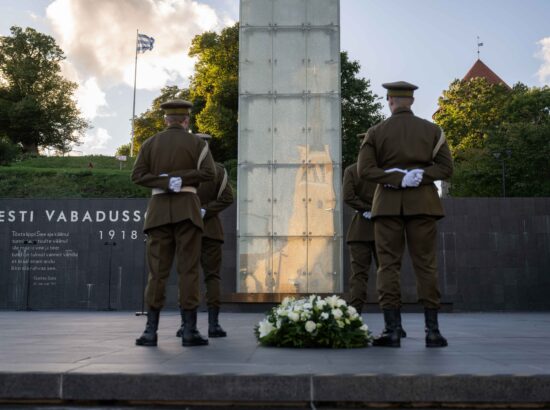 Vastupanuvõitluse päeva pärgade asetamise tseremoonia Tallinnas Vabadussõja võidusamba juures.