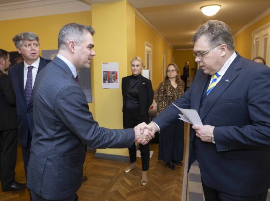 Näituse "Alistumatu Mariupol" avamissündmus. Riigikogu esimees ja Ukraina suursaadik Eestis.