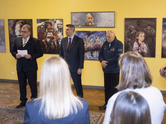 Näituse "Alistumatu Mariupol" avamissündmus. Riigikogu esimees Lauri Hussar.