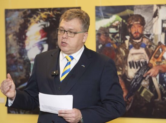 Näituse "Alistumatu Mariupol" avamissündmus. Riigikogu esimees Lauri Hussar.