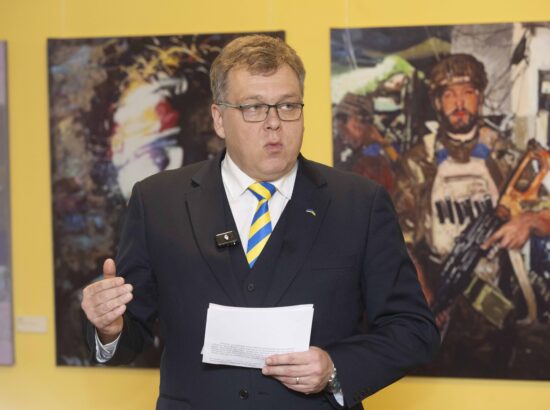 Näituse "Alistumatu Mariupol" avamissündmus. Riigikogu esimees Lauri Hussar.