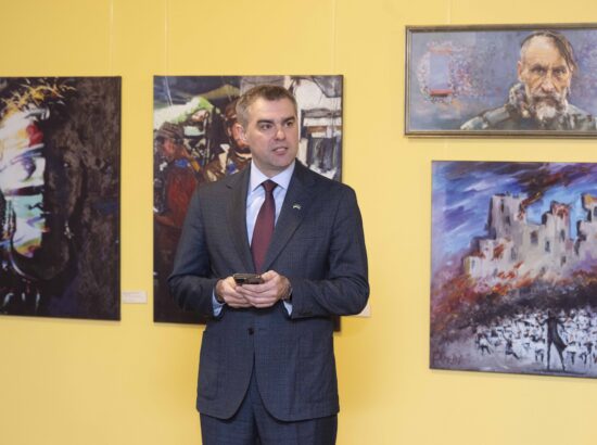 Näituse "Alistumatu Mariupol" avamissündmus. Kõneles Ukraina suursaadik Eestis Volodymyr Boyechko.