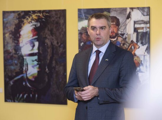 Näituse "Alistumatu Mariupol" avamissündmus. Kõneles Ukraina suursaadik Eestis Volodymyr Boyechko.