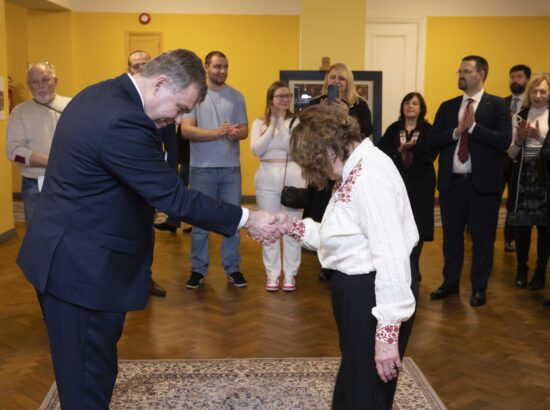 Näituse "Alistumatu Mariupol" avamissündmus. Lauri Hussar tänas Eesti Ukrainlaste Kongressi esinaist Vira Konõki.