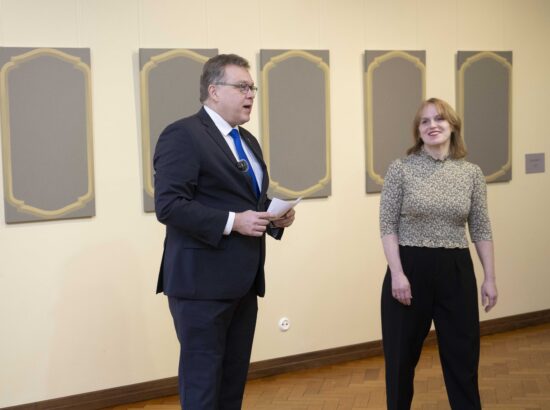 Sirja-Liisa Eelma isikunäituse „Helios“ avamine. Riigikogu esimees Lauri Hussar ja kunstnik Sirja-Liisa Eelma.