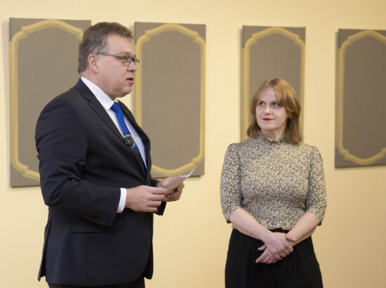 Sirja-Liisa Eelma isikunäituse „Helios“ avamine. Riigikogu esimees Lauri Hussar ja kunstnik Sirja-Liisa Eelma.