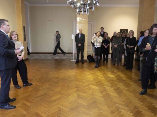 Sirja-Liisa Eelma isikunäituse „Helios“ avamine. Riigikogu esimees Lauri Hussar ja kunstnik Sirja-Liisa Eelma.