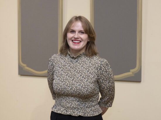 Sirja-Liisa Eelma isikunäituse „Helios“ avamine. Fotol kunstnik oma teostega.