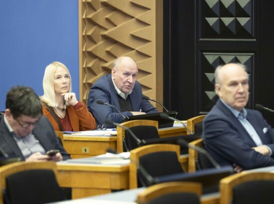 Riigikogu arutas 37 saadiku algatatud umbusaldusavaldust sotsiaalminister Karmen Jollerile.
