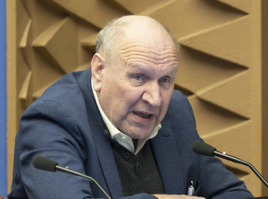 Riigikogu arutas 37 saadiku algatatud umbusaldusavaldust sotsiaalminister Karmen Jollerile.