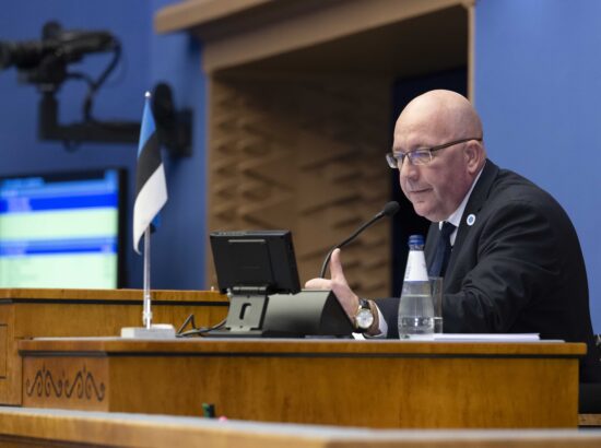 Riigikogu arutas 37 saadiku algatatud umbusaldusavaldust sotsiaalminister Karmen Jollerile.