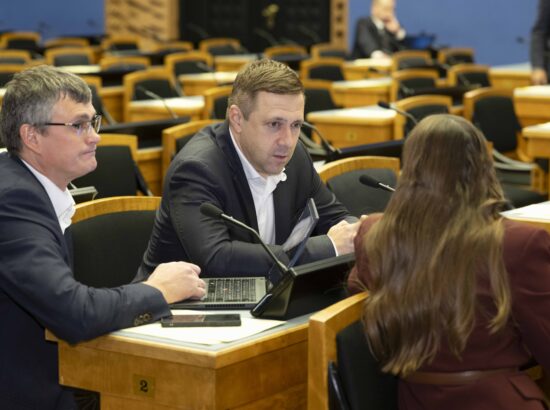 Riigikogu arutas 37 saadiku algatatud umbusaldusavaldust sotsiaalminister Karmen Jollerile.