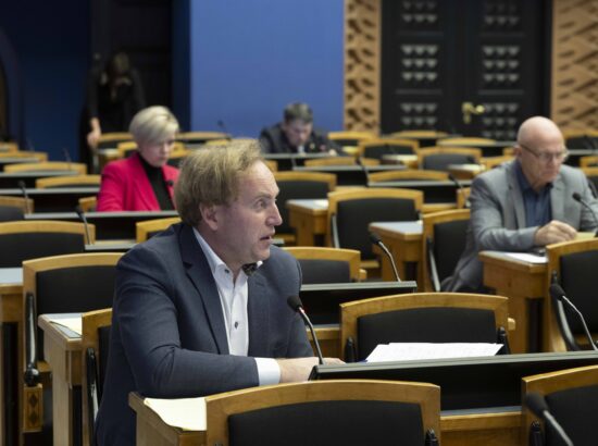 Riigikogu arutas 37 saadiku algatatud umbusaldusavaldust sotsiaalminister Karmen Jollerile.