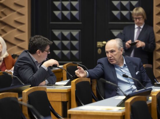 Riigikogu arutas 37 saadiku algatatud umbusaldusavaldust sotsiaalminister Karmen Jollerile.