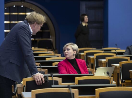 Riigikogu arutas 37 saadiku algatatud umbusaldusavaldust sotsiaalminister Karmen Jollerile.