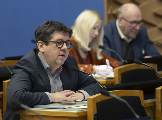 Riigikogu arutas 37 saadiku algatatud umbusaldusavaldust sotsiaalminister Karmen Jollerile.