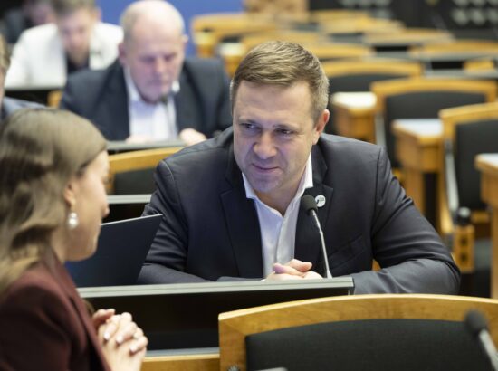 Riigikogu arutas 37 saadiku algatatud umbusaldusavaldust sotsiaalminister Karmen Jollerile.