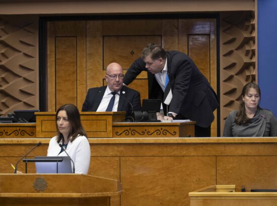 Riigikogu arutas 37 saadiku algatatud umbusaldusavaldust sotsiaalminister Karmen Jollerile.