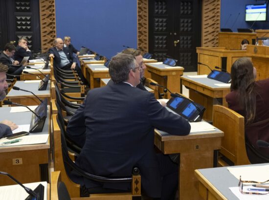 Riigikogu arutas 37 saadiku algatatud umbusaldusavaldust sotsiaalminister Karmen Jollerile.