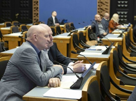 Riigikogu arutas 37 saadiku algatatud umbusaldusavaldust sotsiaalminister Karmen Jollerile.