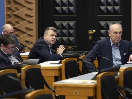 Riigikogu arutas 37 saadiku algatatud umbusaldusavaldust sotsiaalminister Karmen Jollerile.