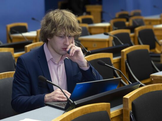 Riigikogu arutas 37 saadiku algatatud umbusaldusavaldust sotsiaalminister Karmen Jollerile.