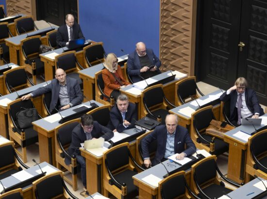 Riigikogu arutas 37 saadiku algatatud umbusaldusavaldust sotsiaalminister Karmen Jollerile.