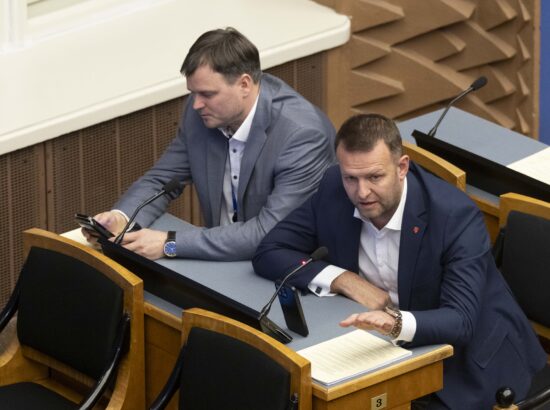 Riigikogu arutas 37 saadiku algatatud umbusaldusavaldust sotsiaalminister Karmen Jollerile.