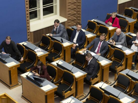 Riigikogu arutas 37 saadiku algatatud umbusaldusavaldust sotsiaalminister Karmen Jollerile.