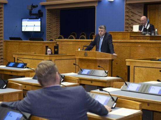 Riigikogu arutas 37 saadiku algatatud umbusaldusavaldust sotsiaalminister Karmen Jollerile.