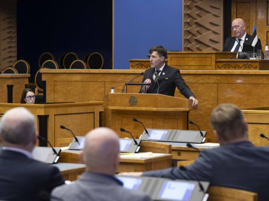 Riigikogu arutas 37 saadiku algatatud umbusaldusavaldust sotsiaalminister Karmen Jollerile.