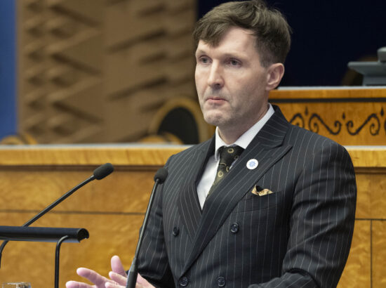 Riigikogu arutas 37 saadiku algatatud umbusaldusavaldust sotsiaalminister Karmen Jollerile.